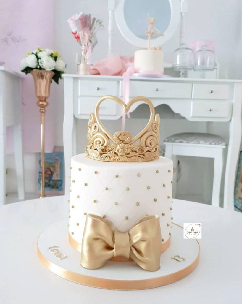 bolo de princesa simples e dourado com pasta americana