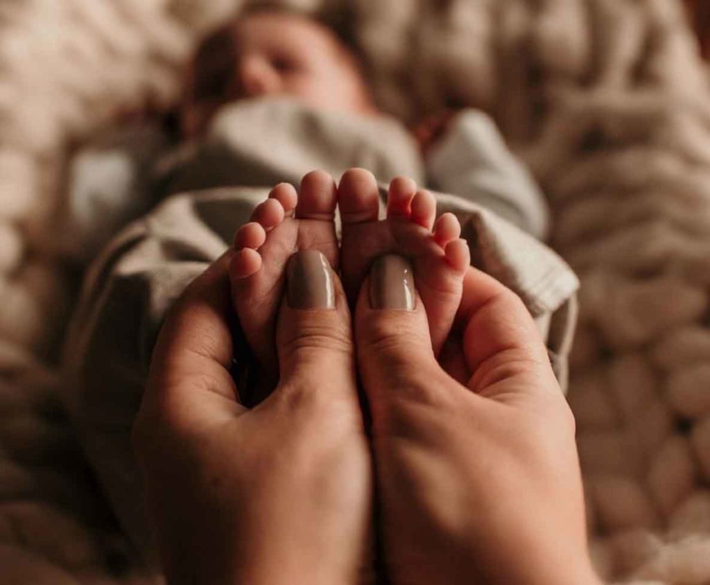 foto de pé de bebê recém nascido em casa