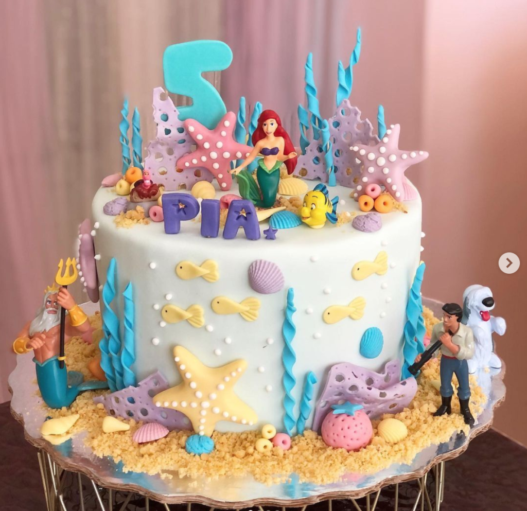 bolo de princesa lindo e colorido inspirado na princesa Ariel