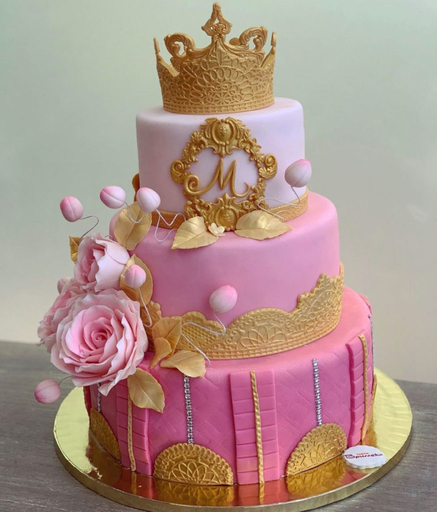 lindo bolo de princesa rosa e dourado