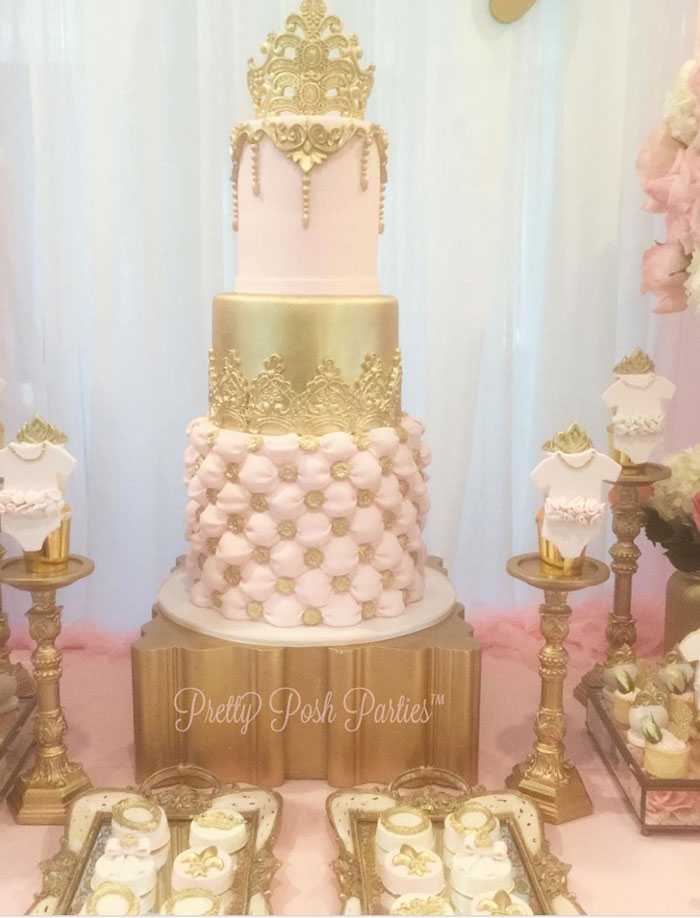 lindo bolo de princesa rosa e dourado