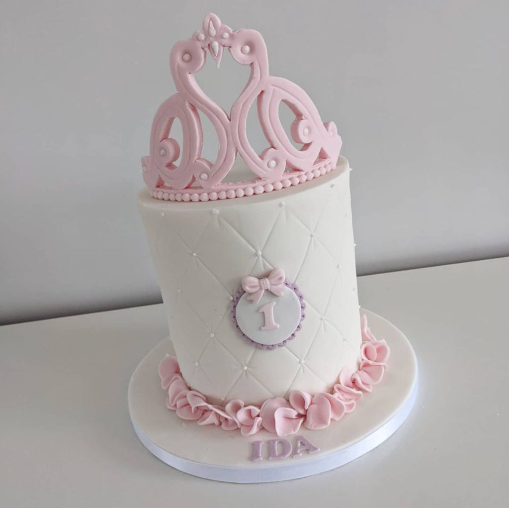 bolo de princesa para 1 ano rosa e branco simples