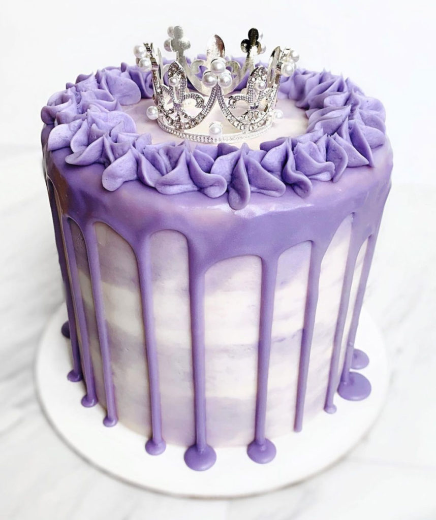 bolo de princesa simples e roxo