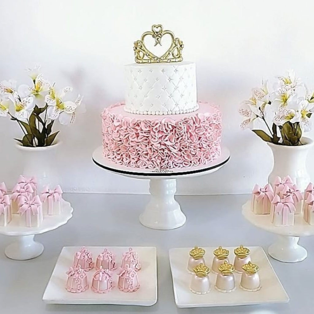 bolo de princesa rosa, branco e dourado