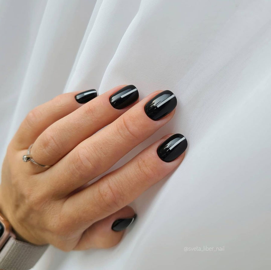 unha preta decorada com branco minimalista