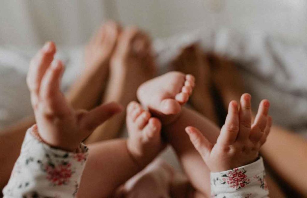 foto criativa estilo tumblr de bebê em casa com os pais