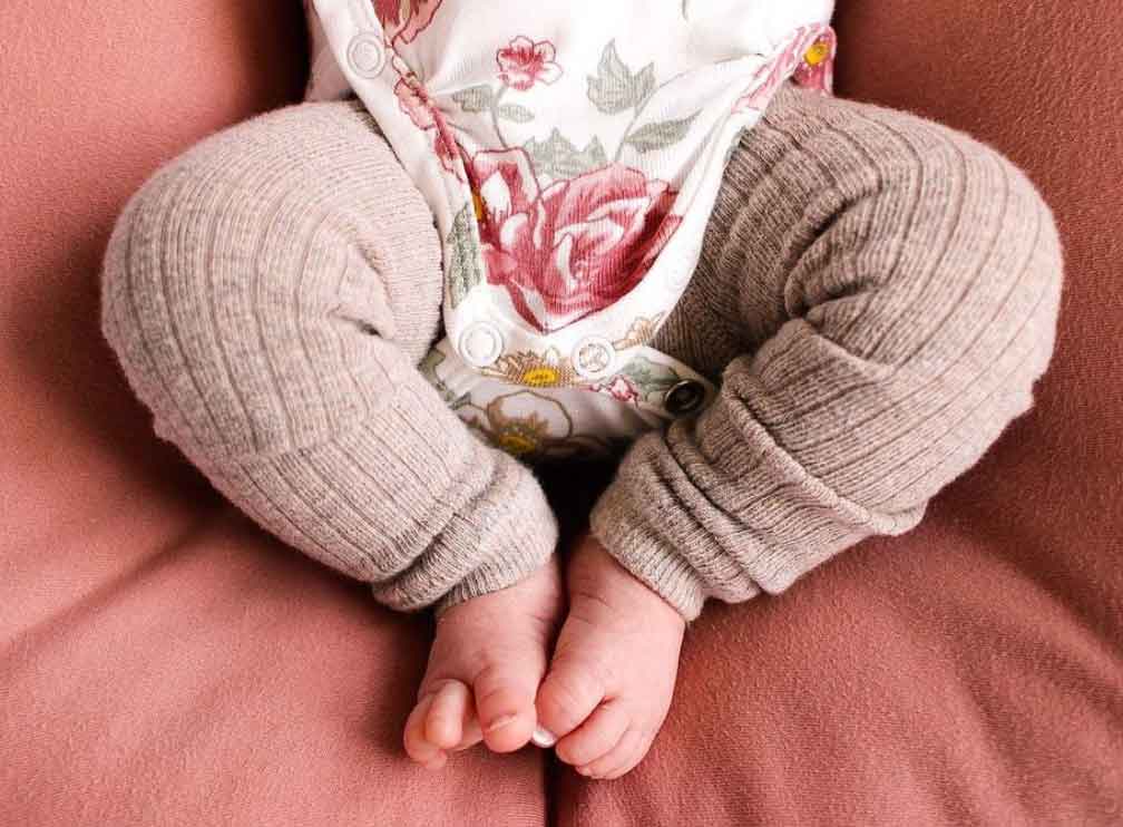 foto bebê pé. foto de bebê de 1 mÊs, recém nascido em casa