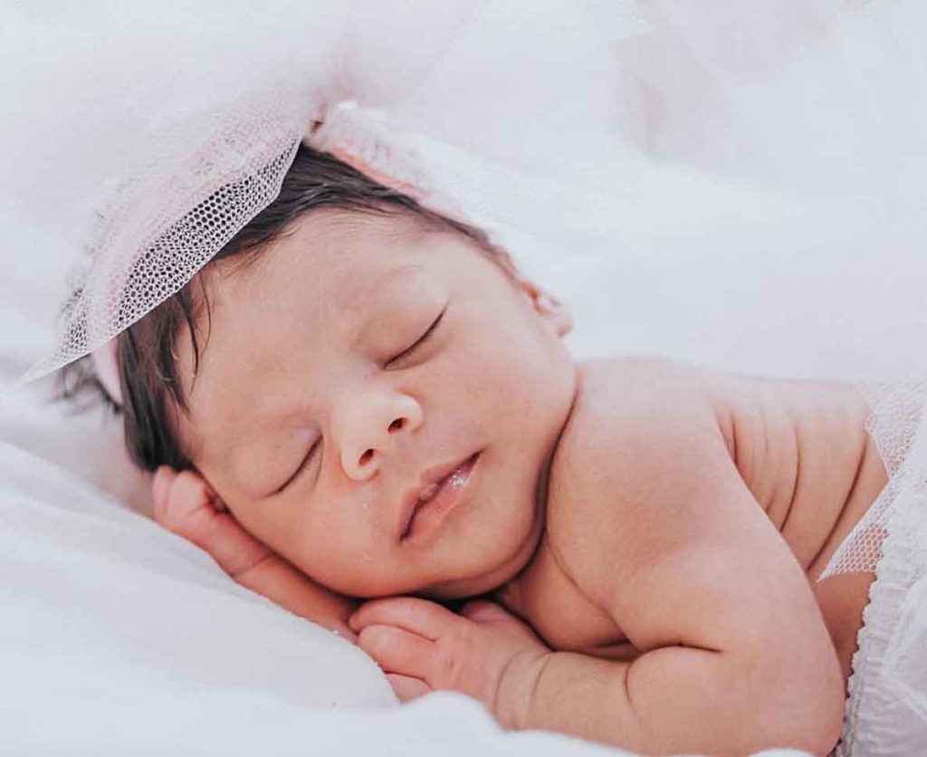 foto bebe recém nascido menina dormindo