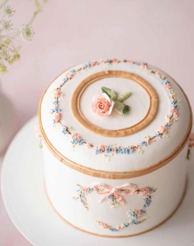 bolo branco e rosa