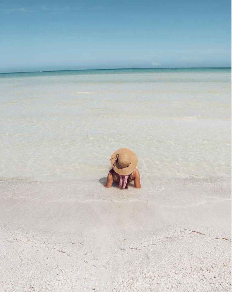 foto sozinha na praia tumblr de chapeu