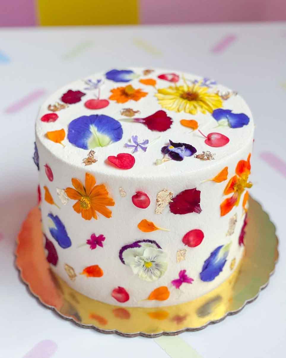 Bolo delicado em chantininho  Diy bolo de aniversário, Bolo de aniversario  adulto, Decoração do bolo de aniversário
