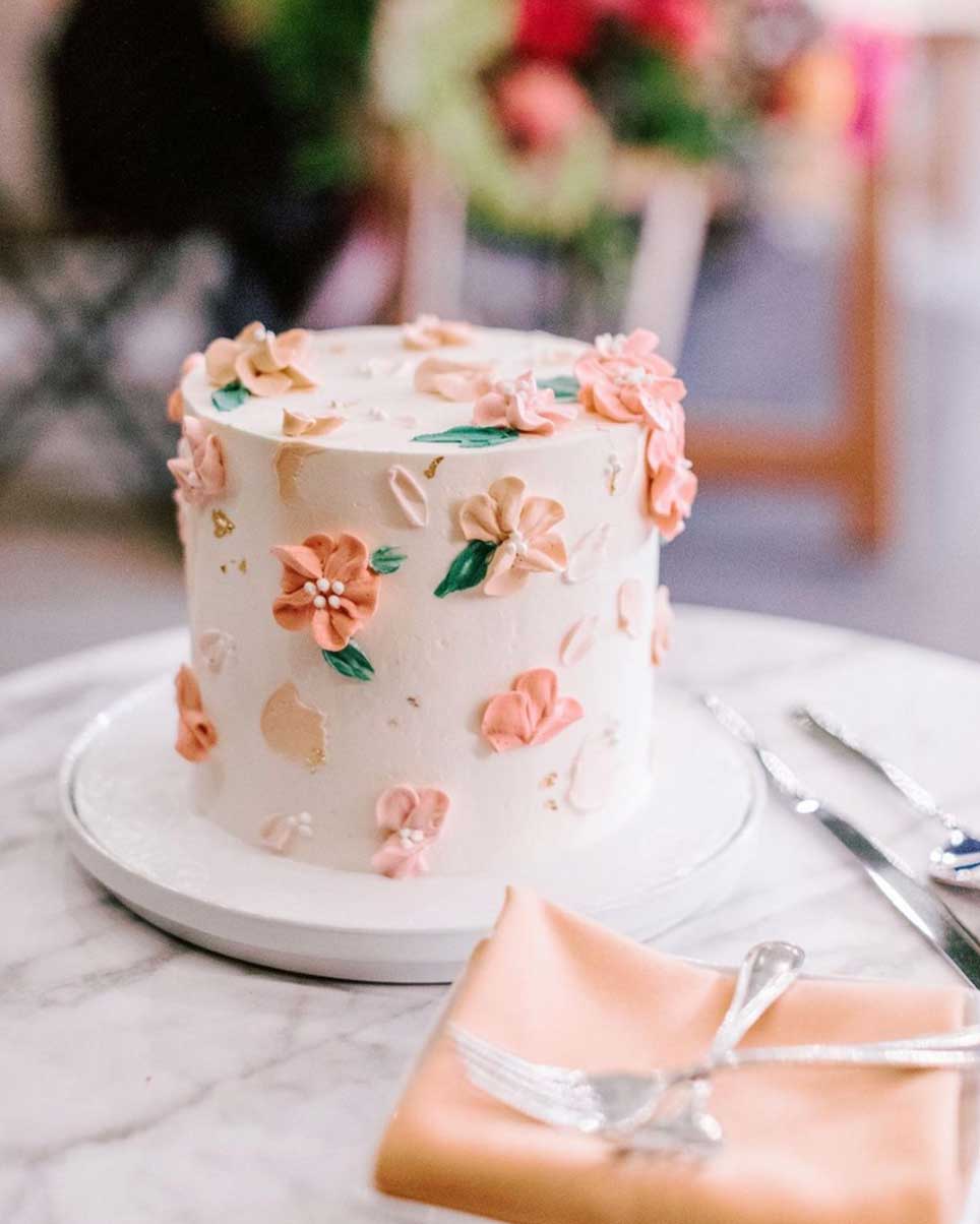 Bolo de Aniversário Feminino → Moderno, Personalizado, Simples, Rosa