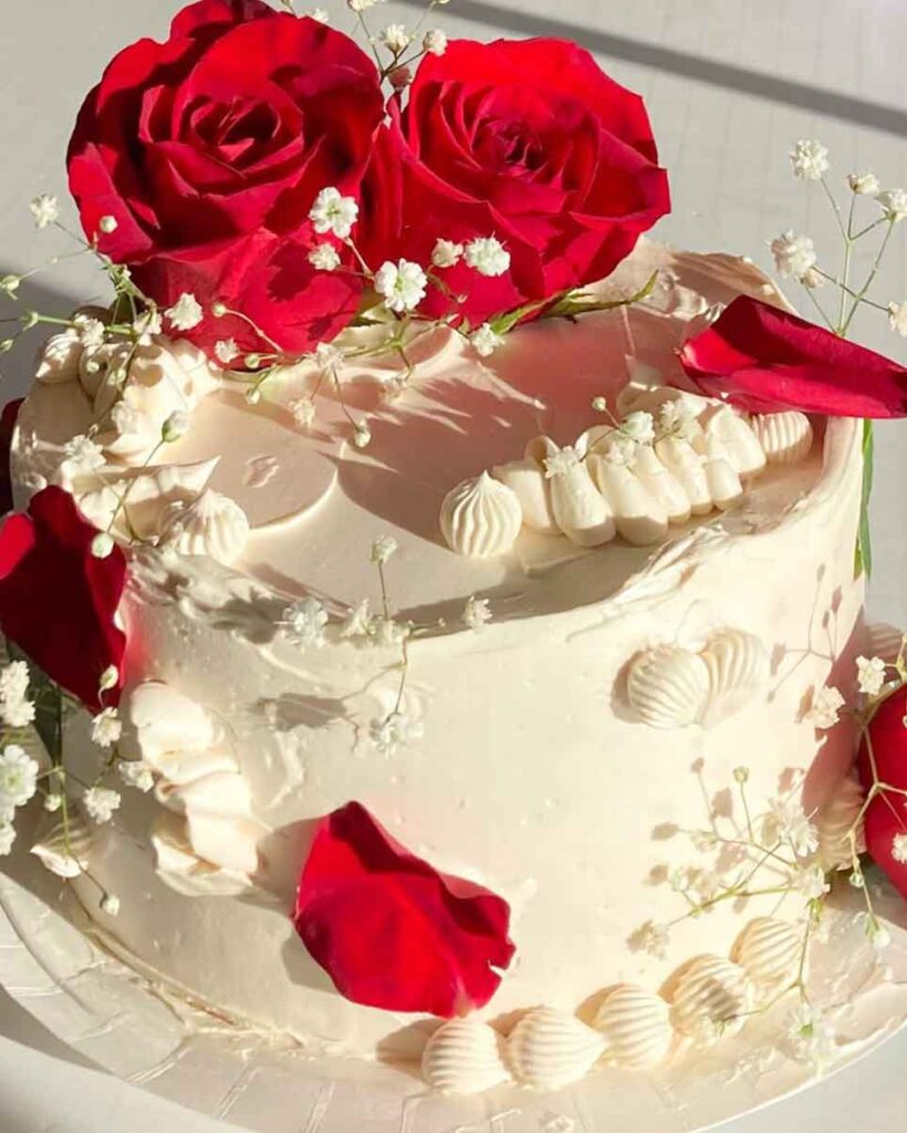 bolo feminino aniversario redondo com flores rosas vermelhas