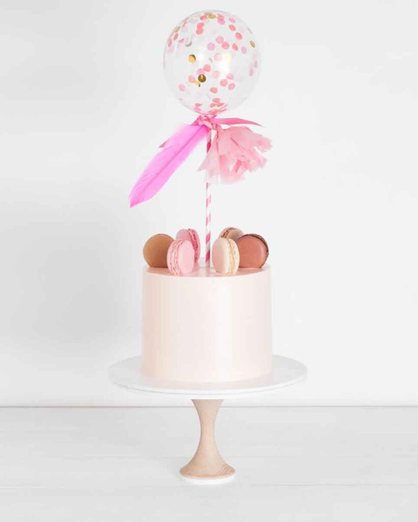 bolo feminino simples rosa com macarons