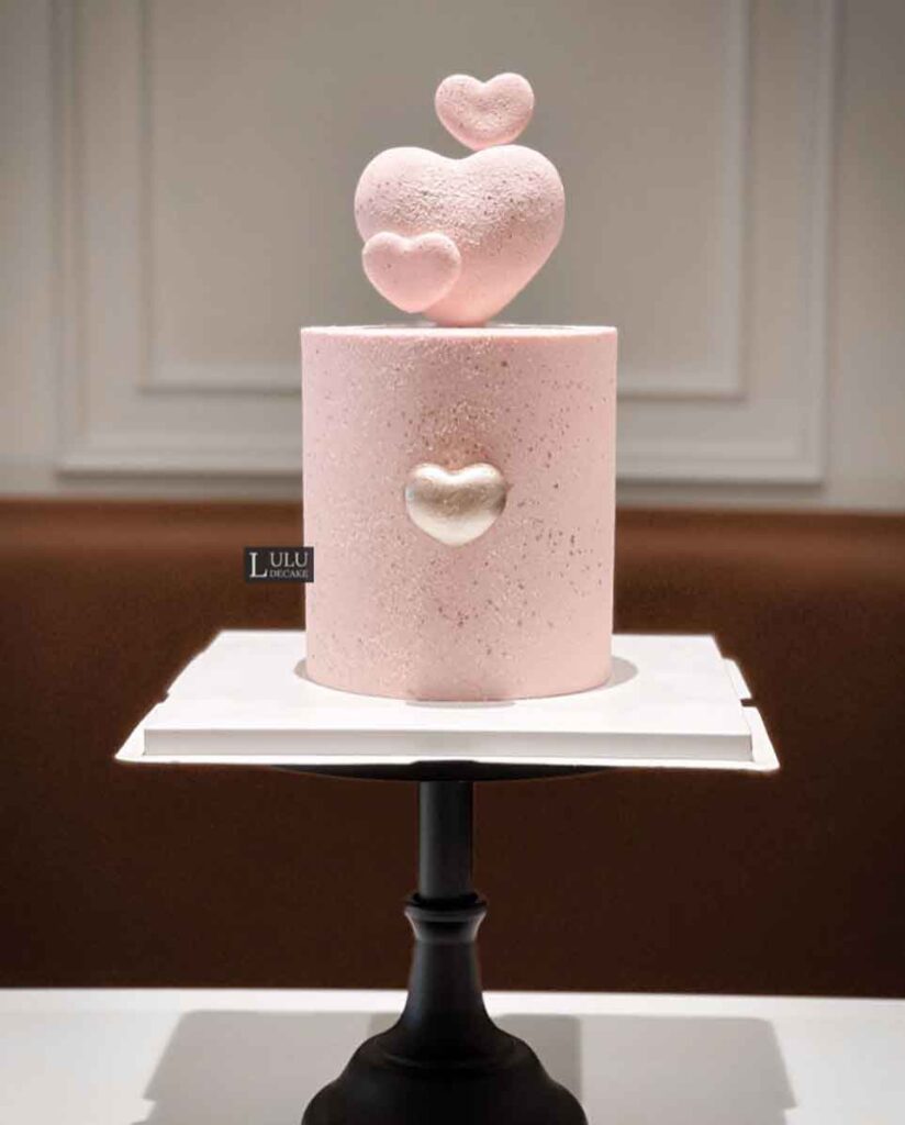 bolo de aniversário minimalista feminino rosa com dourado moderno