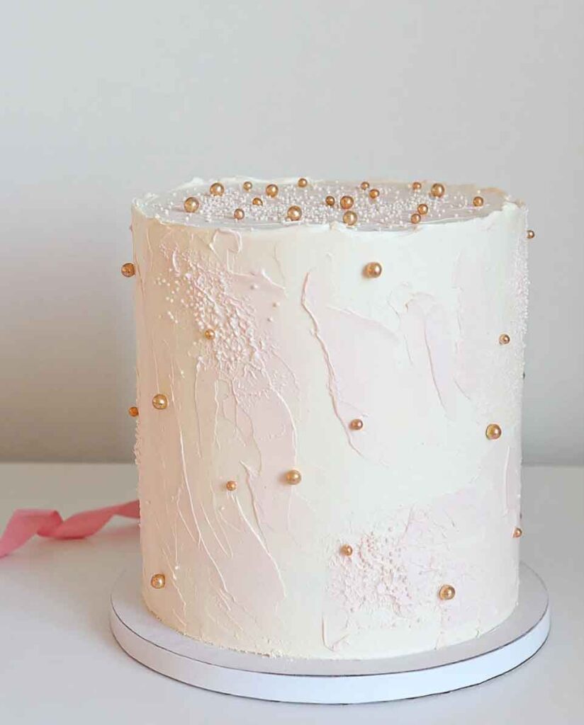 bolo branco com rosa dourado simples