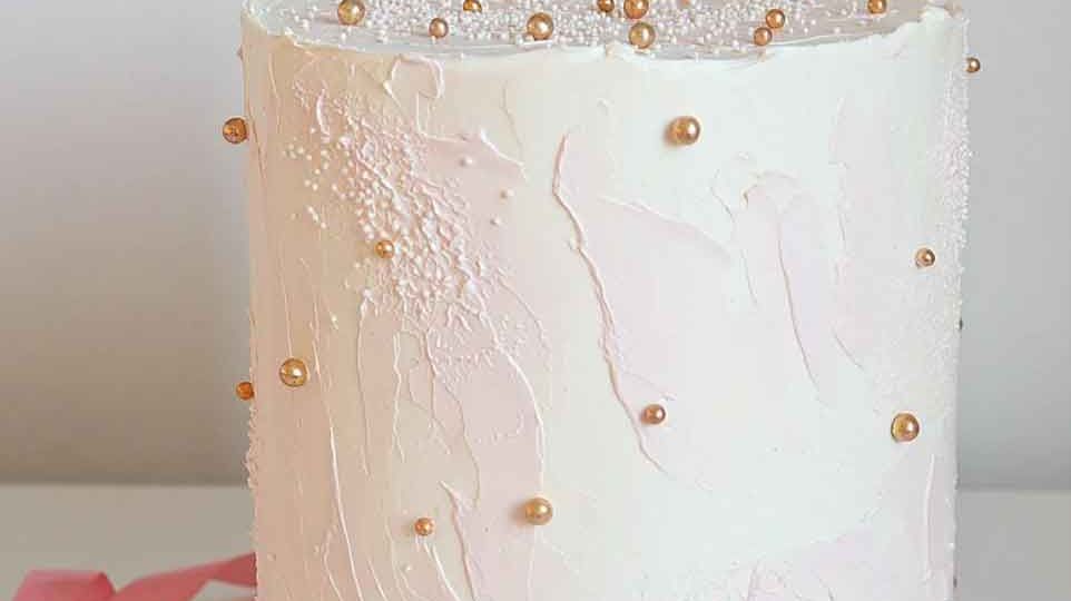 bolo oval branco com dourado