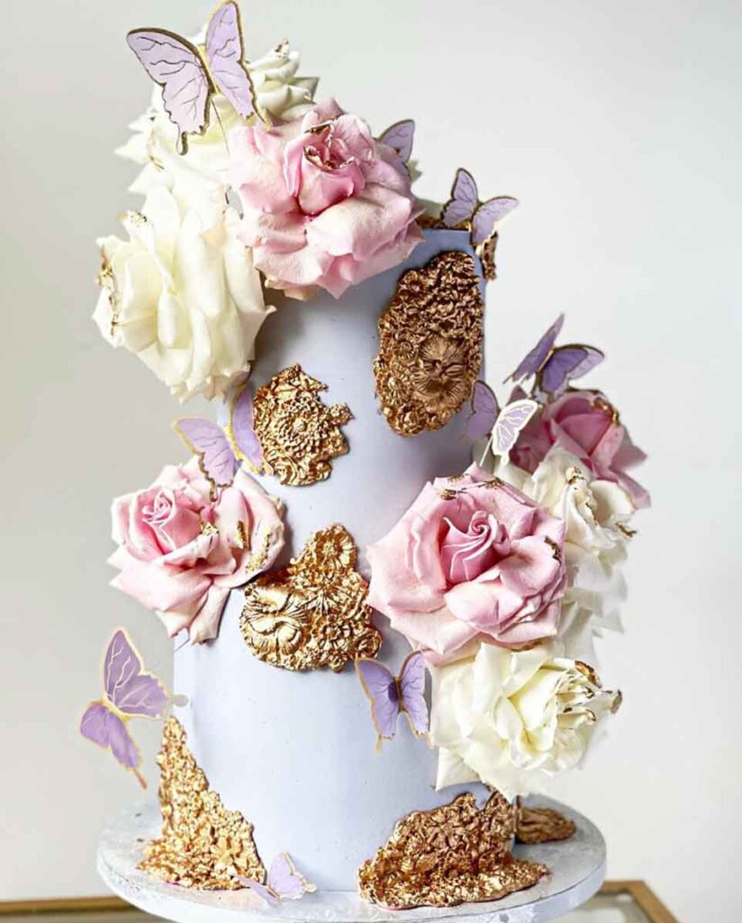 bolo rosa com dourado e lilas