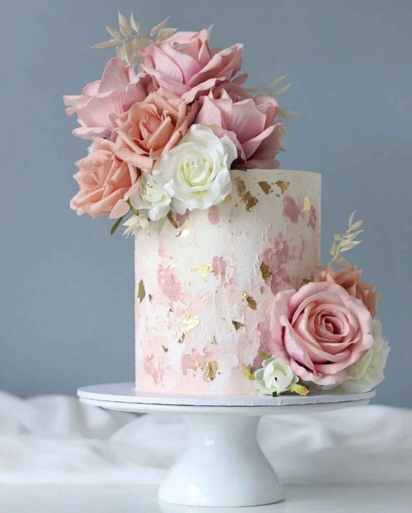 bolo de aniversário rosa com dourao