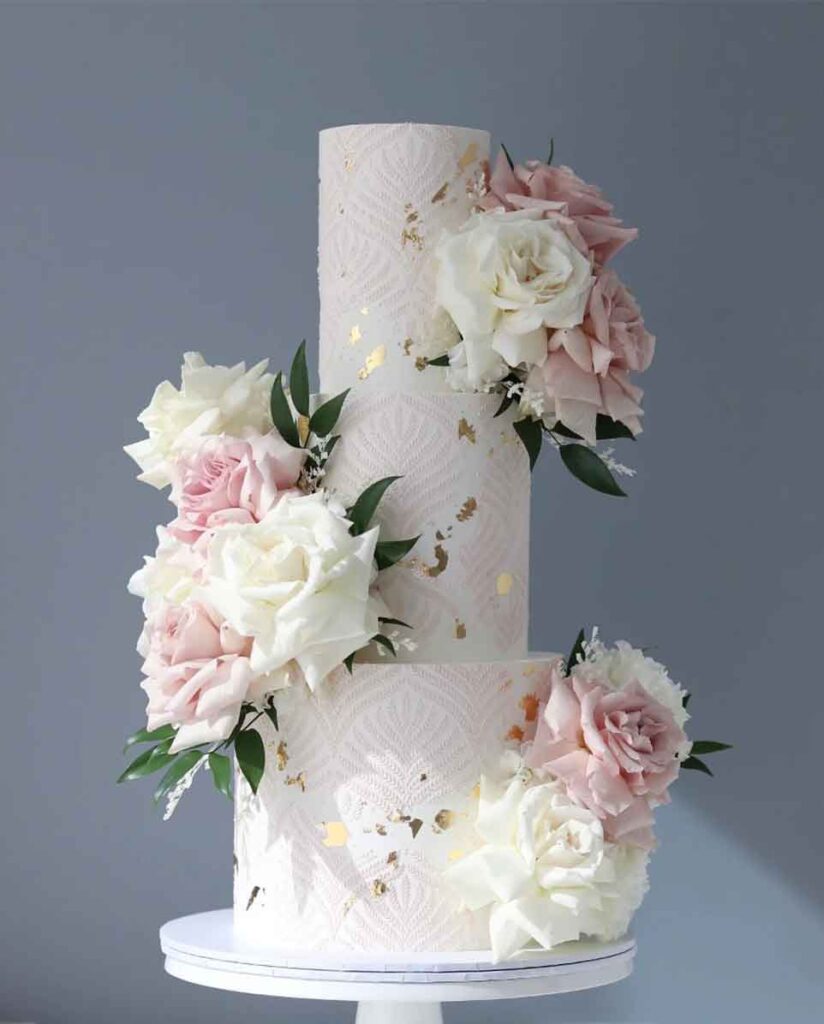 bolo rosa com dourado flores casamento