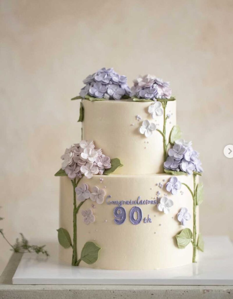 bolo lilas para 80 anos com flores