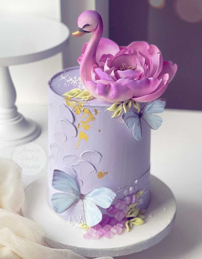 bolo lilas de borboletas com rosa e dourado