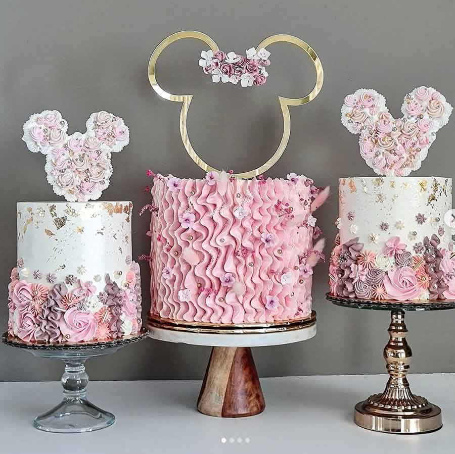 bolo da minnie rosa com branco e dourado chantilly