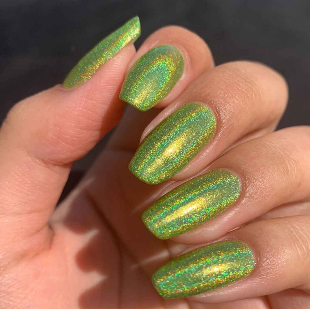 unhas verdes com glitter