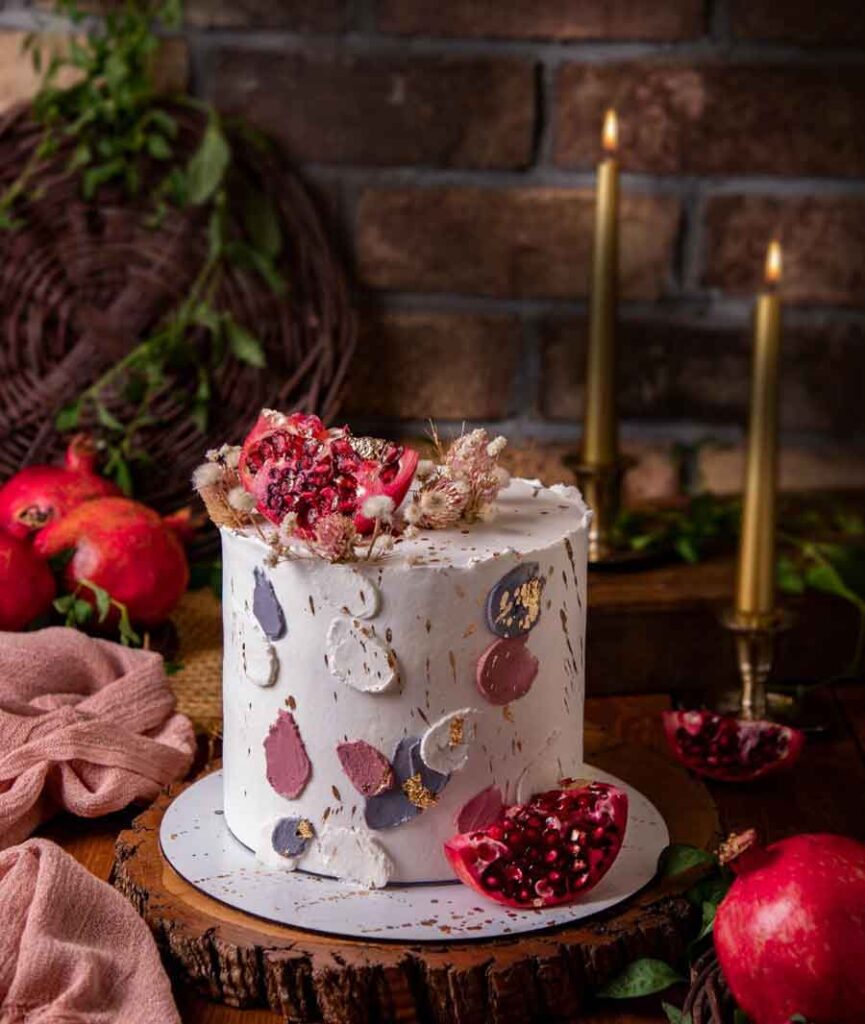 decoraçao de bolo natalino simples com fruta e chantilly