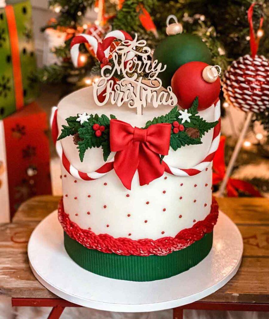 bolo de natal redondo vermelho e verde