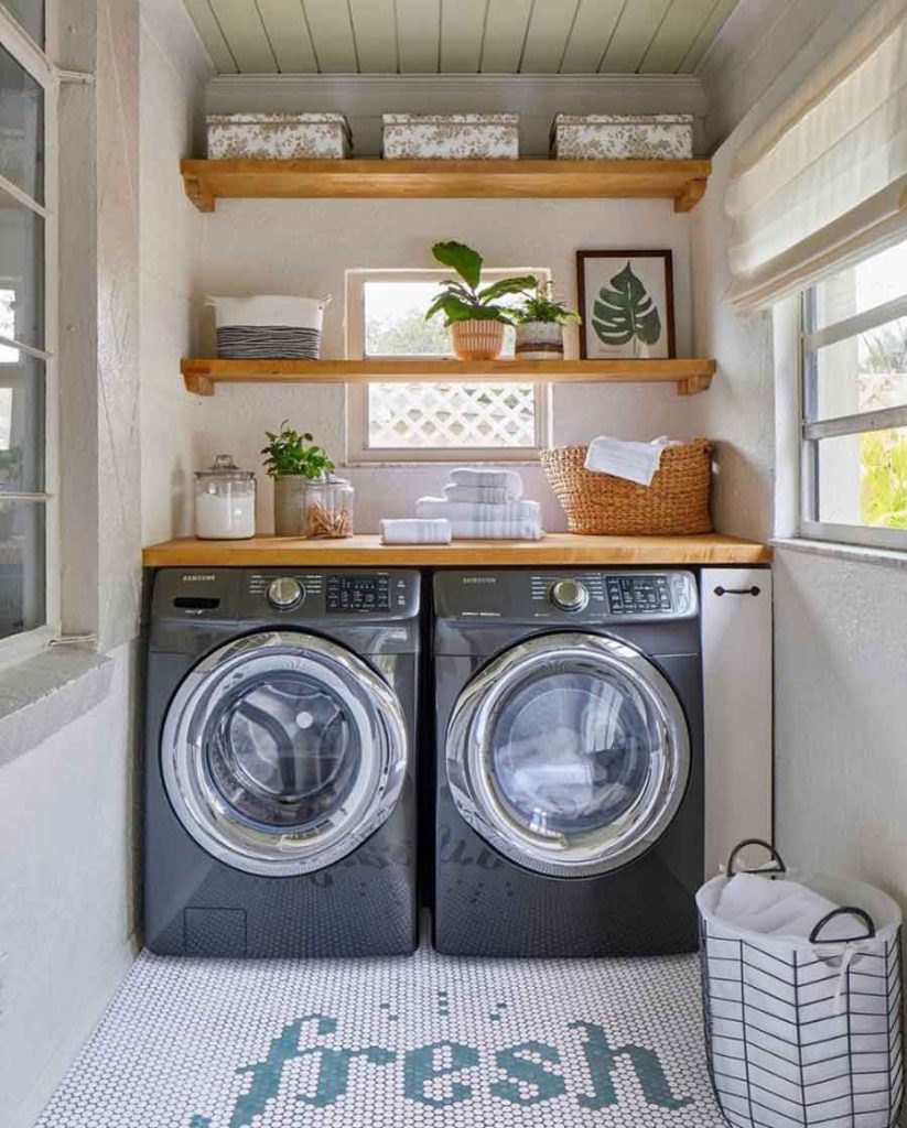lavanderia pequena e simples organizada na area de serviço