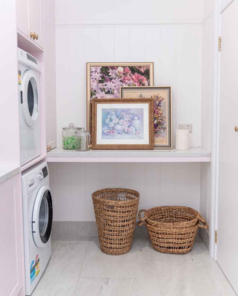 lavanderia pequena na cozinha rosa