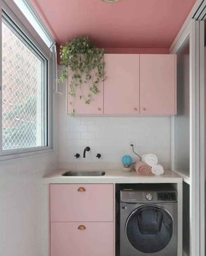 lavanderia simples pequena planejada apartamento com armário
