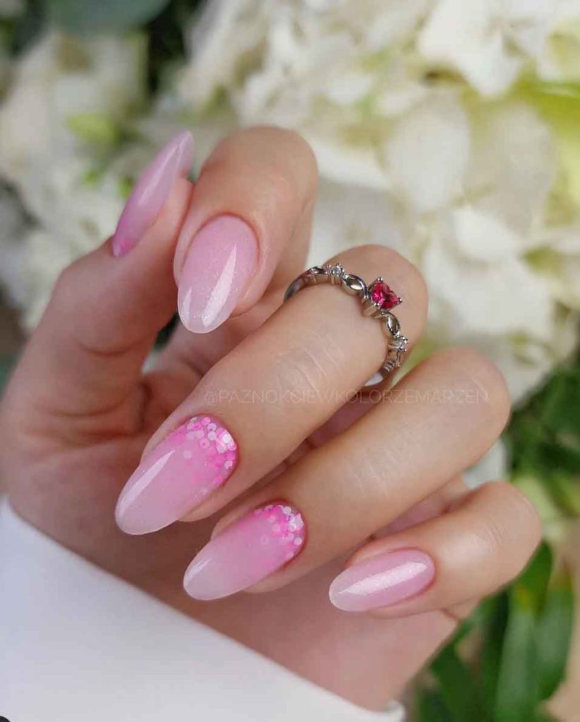 ombre rosa com glitter discreto nas unhas decoradas amendoadas