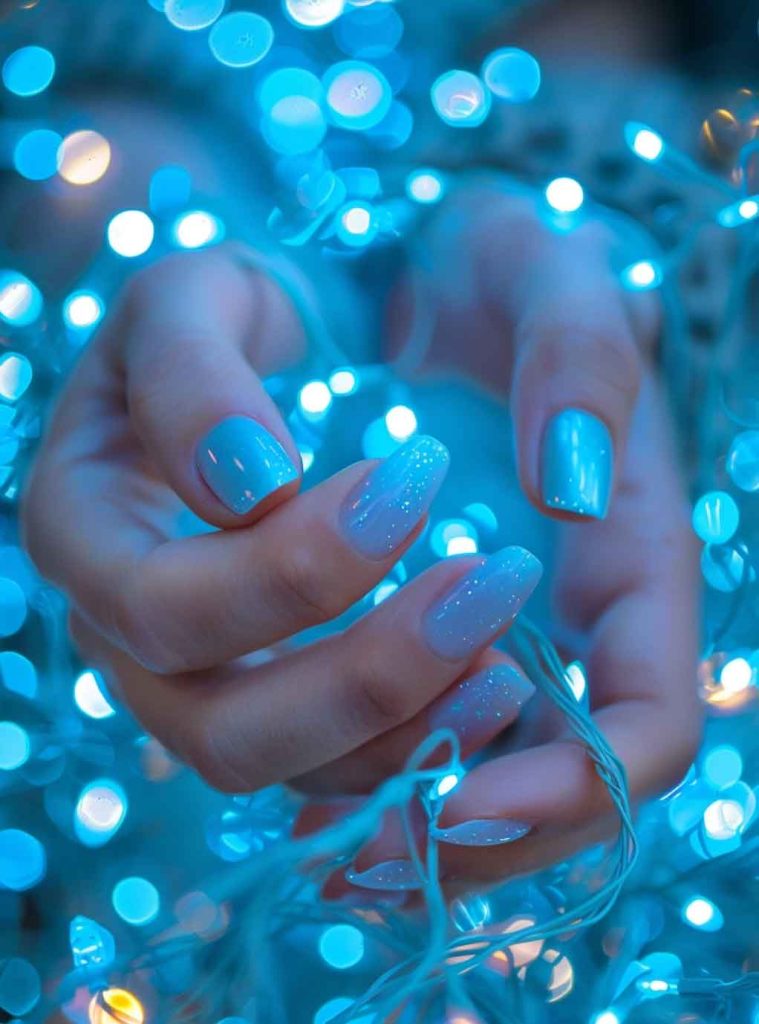 unha decorada azul claro com glitter e brilho simples