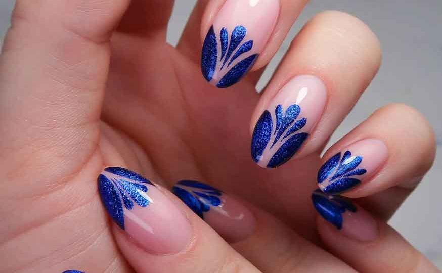 unha-decorada-azul-royal-com-glitter-oval