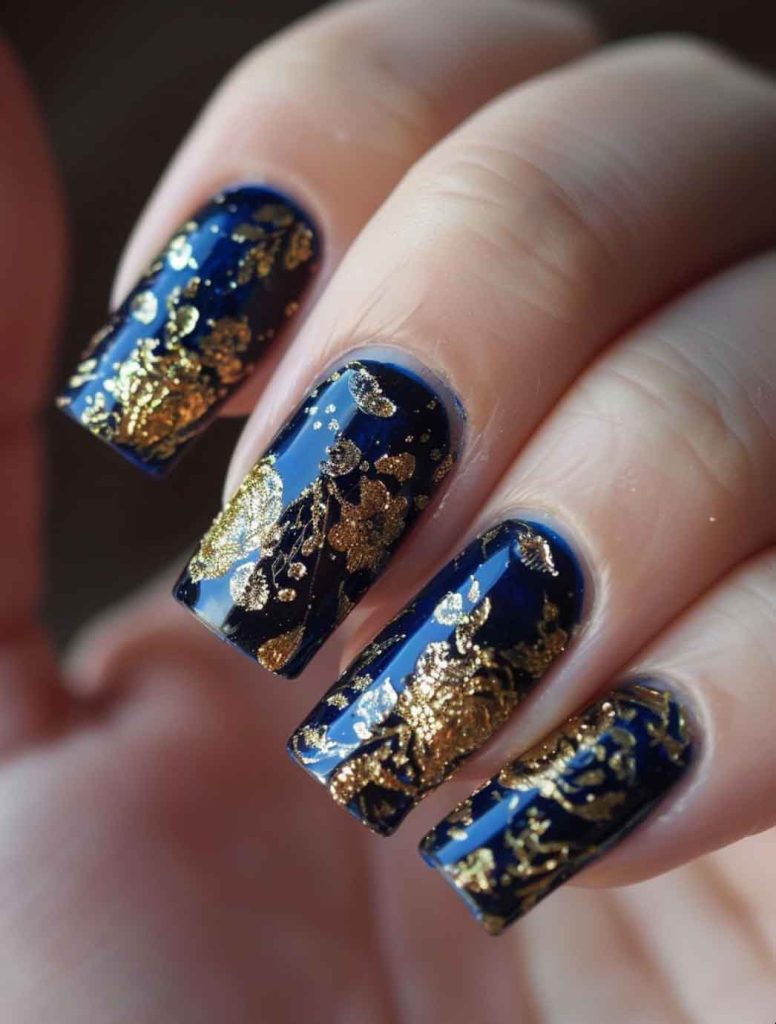 unha decorada azul marinho com dourado
