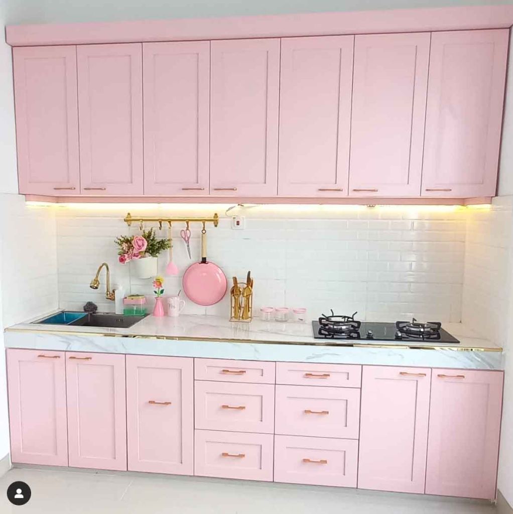 cozinha rosa com branco e dourado em cozinha simples