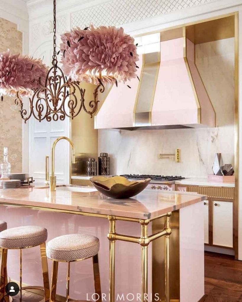 ideia de cozinha rosa com dourado marmorizada de luxo