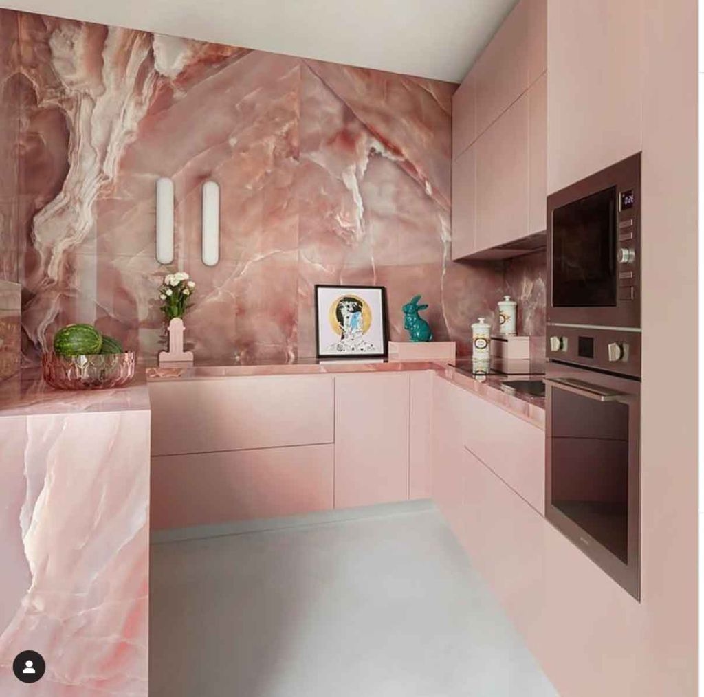 ideia de cozinha toda rosa com rose gold marmorizada de luxo